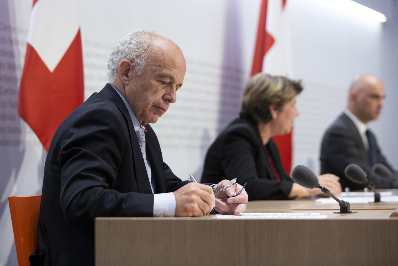 Finance Minister Maurer with two other cabinet ministers