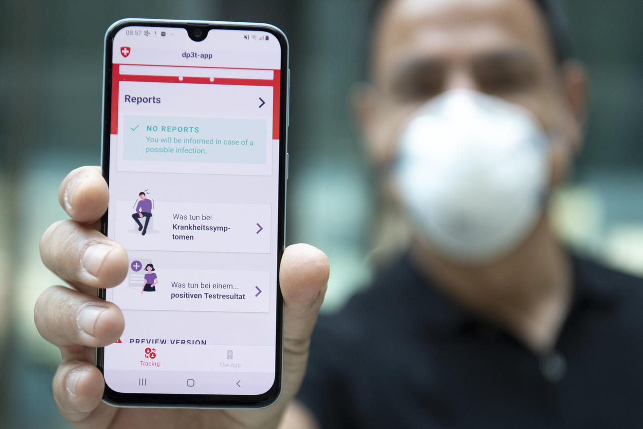 Persona mostra smartphone