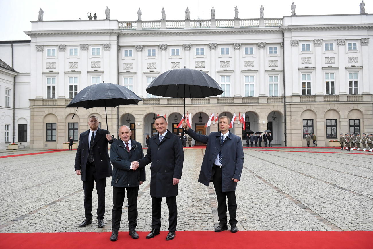 gruppetto di uomini davanti al palazzo presidenziale a Varsavia.