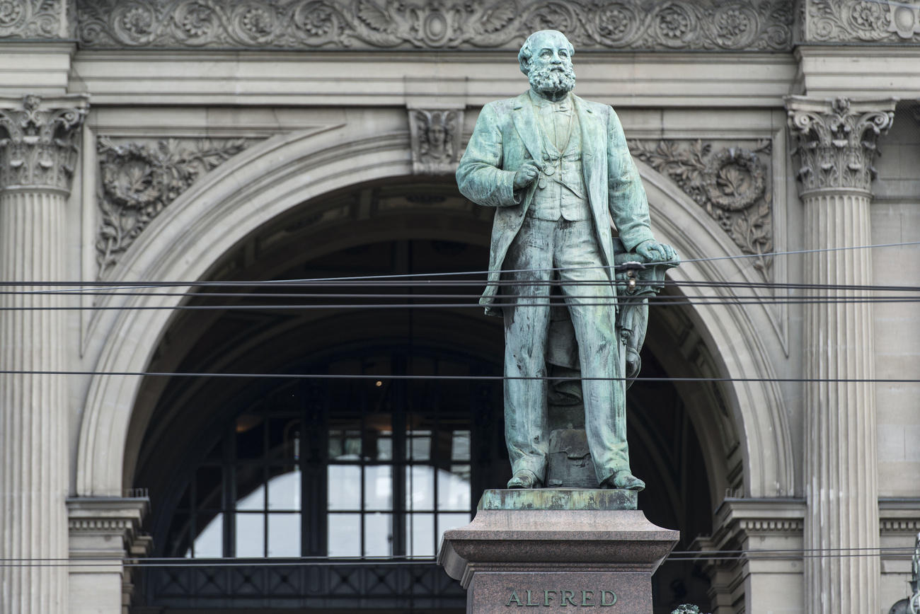 雖然瑞士企業家、政治家和“鐵路之王”，阿爾弗雷德·厄謝在1867年失去了權力，但是他的雕像仍然屹立在蘇黎世主火車站前。