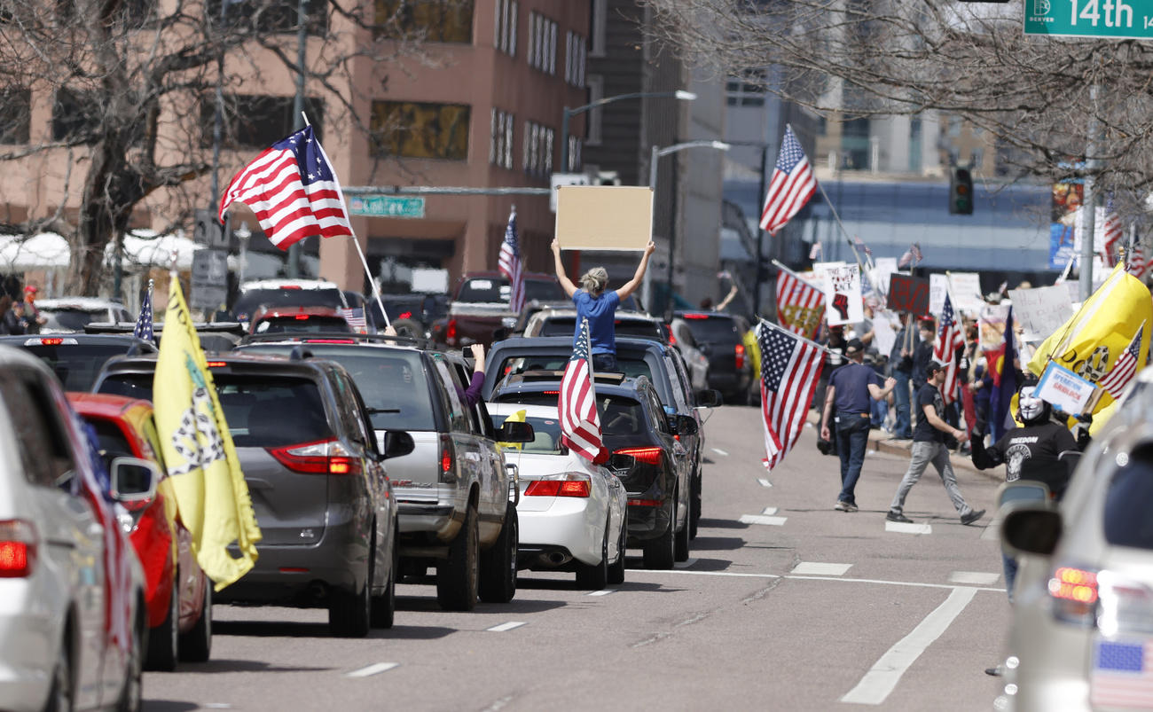 La manifestazione contro il lockdown a Denver in Colorado.