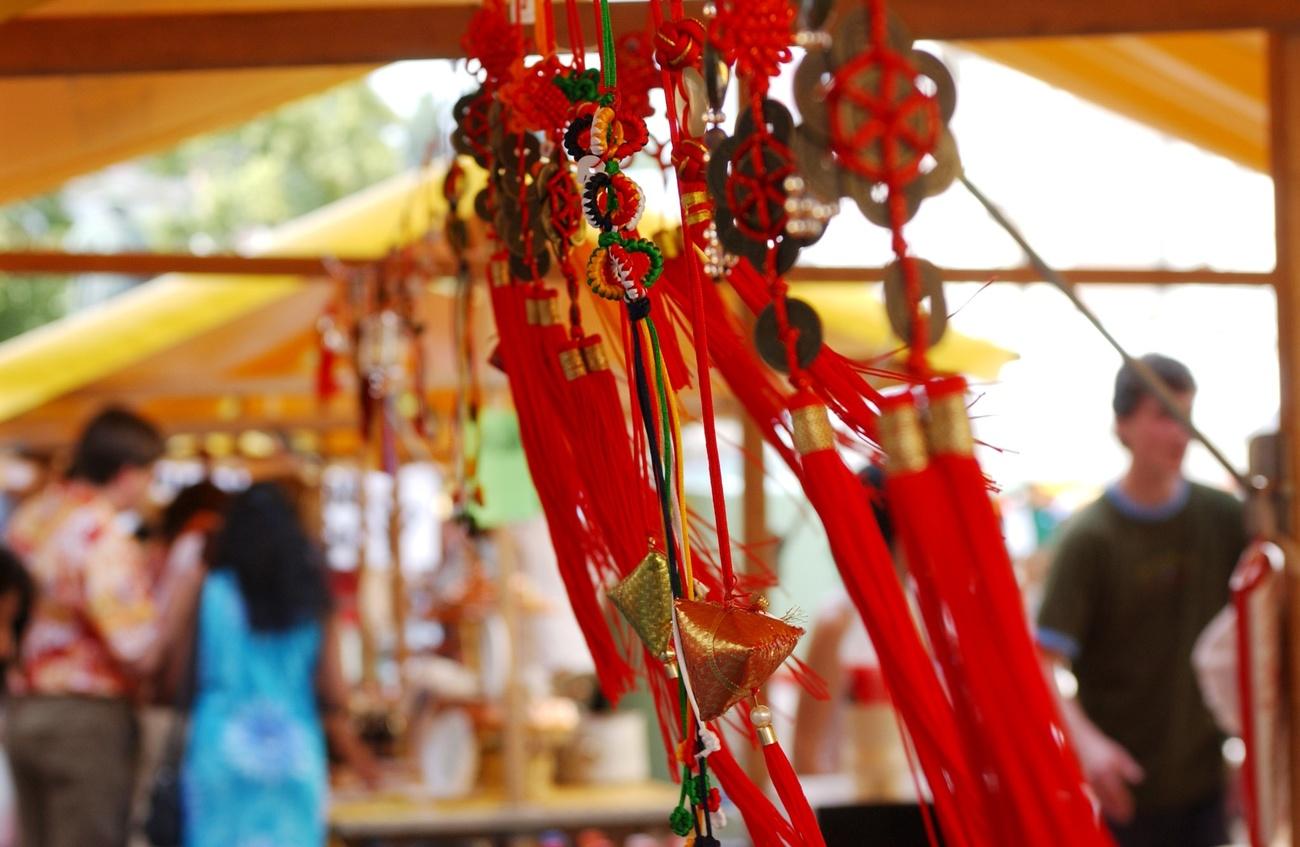 Rote Anhänger im Wind, aufgehängt an einem Marktstand.
