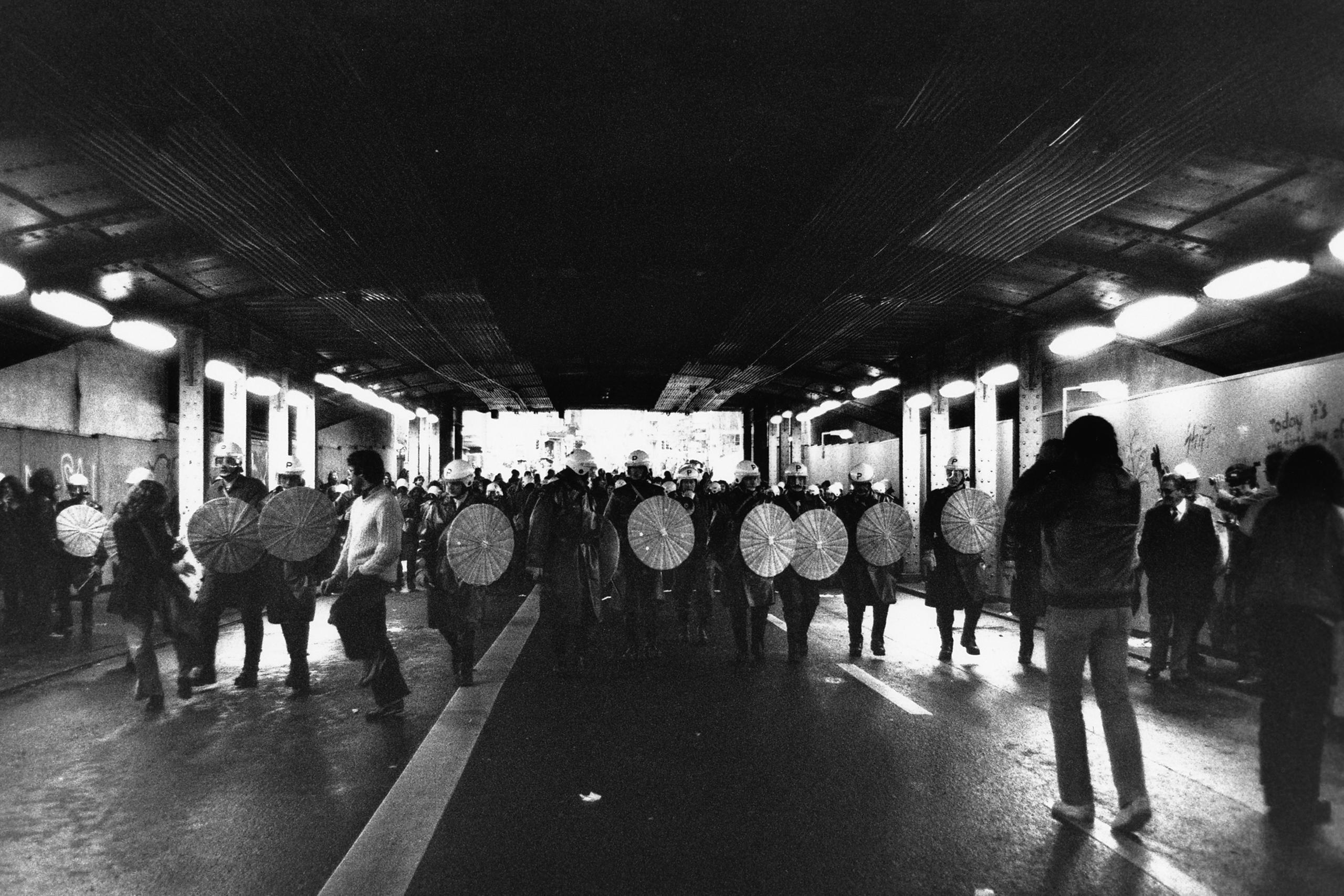 Manifestación en el paso subterráneo bajo la Langstrasse