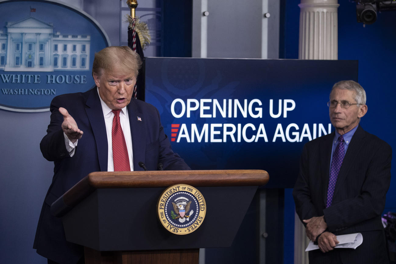 Trump parla accanto a Fauci