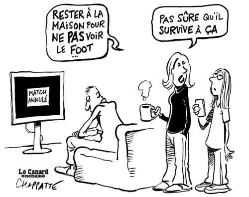 Ein verzweifelter Mann vor dem Fernseher, zwei Frauen diskutieren