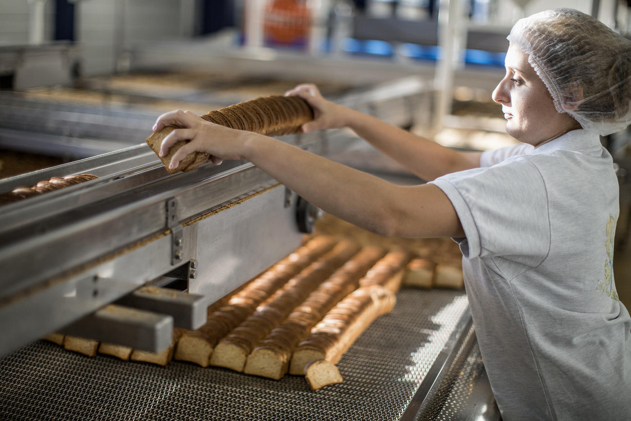 Una mujer trabajando en una panadería