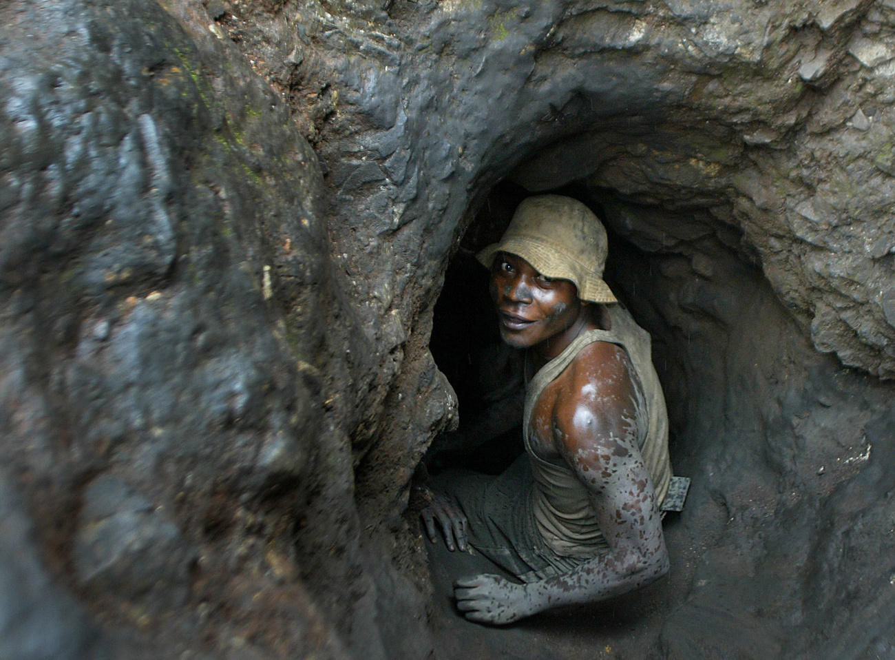 Un minatore in una miniera nel sud-est della Repubblica democratica del Congo nel 2004.