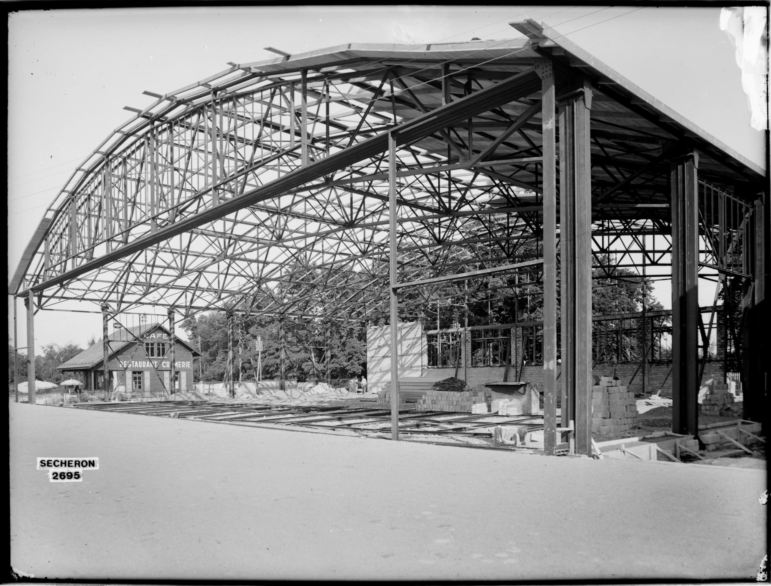 1928年正在建设中的飞机库。