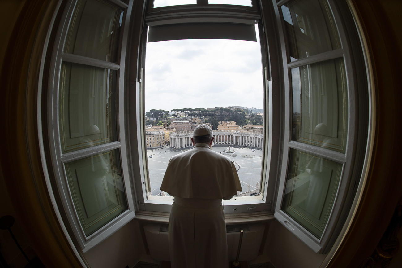 papa sul balcone davanti a un piazza san pietro deserta