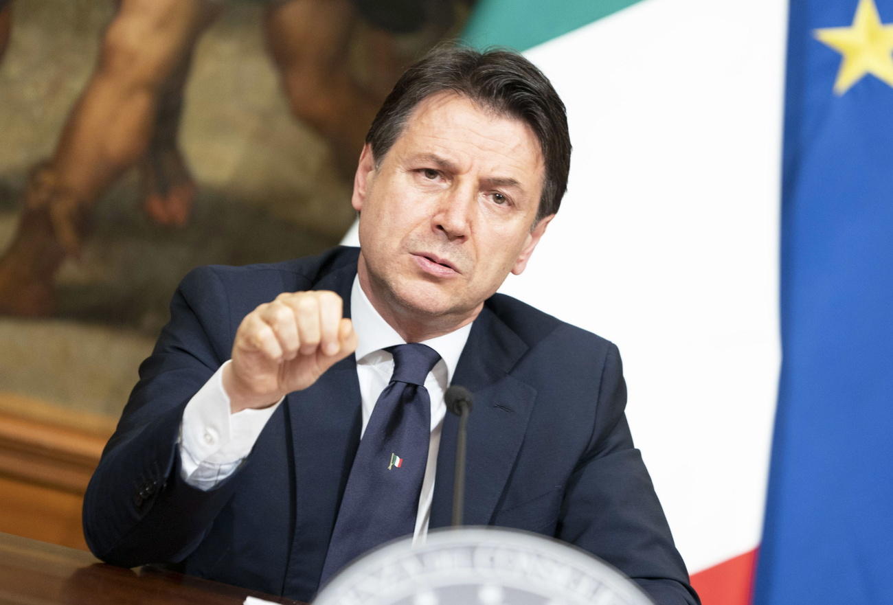 Il premier Giuseppe Conte annuncia in televisione i dettagli della Fase 2 in Italia.