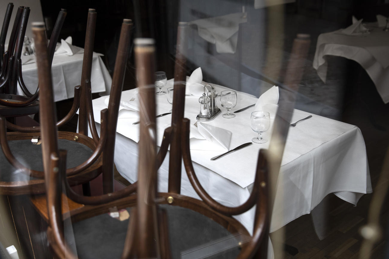 Blick in ein leeres Restaurant durch eine Glasscheibe.