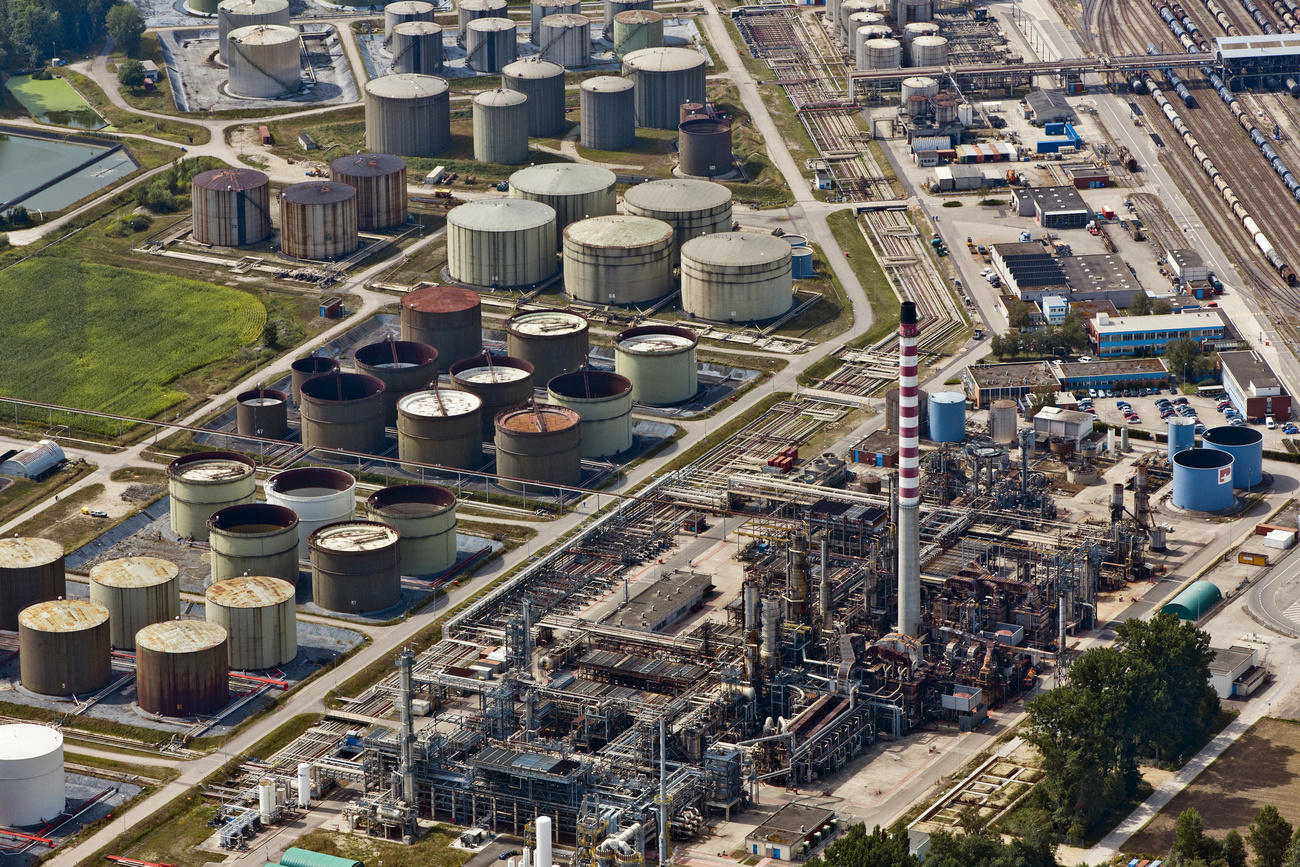 Vista aérea de la refinería Cressier, la más grande de Suiza