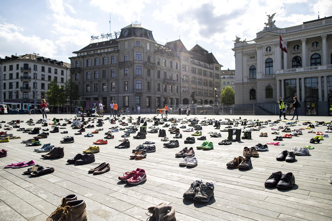 Schuhpaare als Demonstration gegen die Klimaerwärmung auf dem Zürcher Sechseläutenplatz