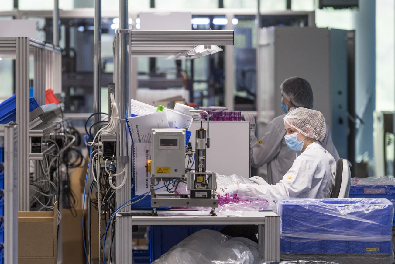 Tecnici assemblano ventilatori sanitari in un impresa nel canton Argovia.