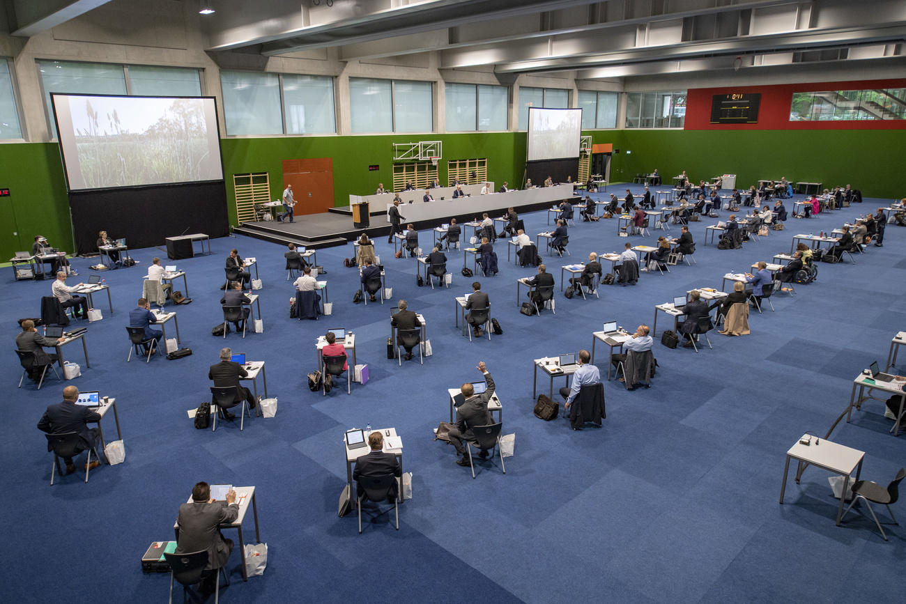 4月30日,楚格州议会在新冠疫情期间召开会议时的情景。 (KEYSTONE/Urs Flueeler)