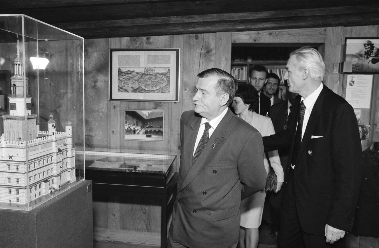 Männer besuchen Museum