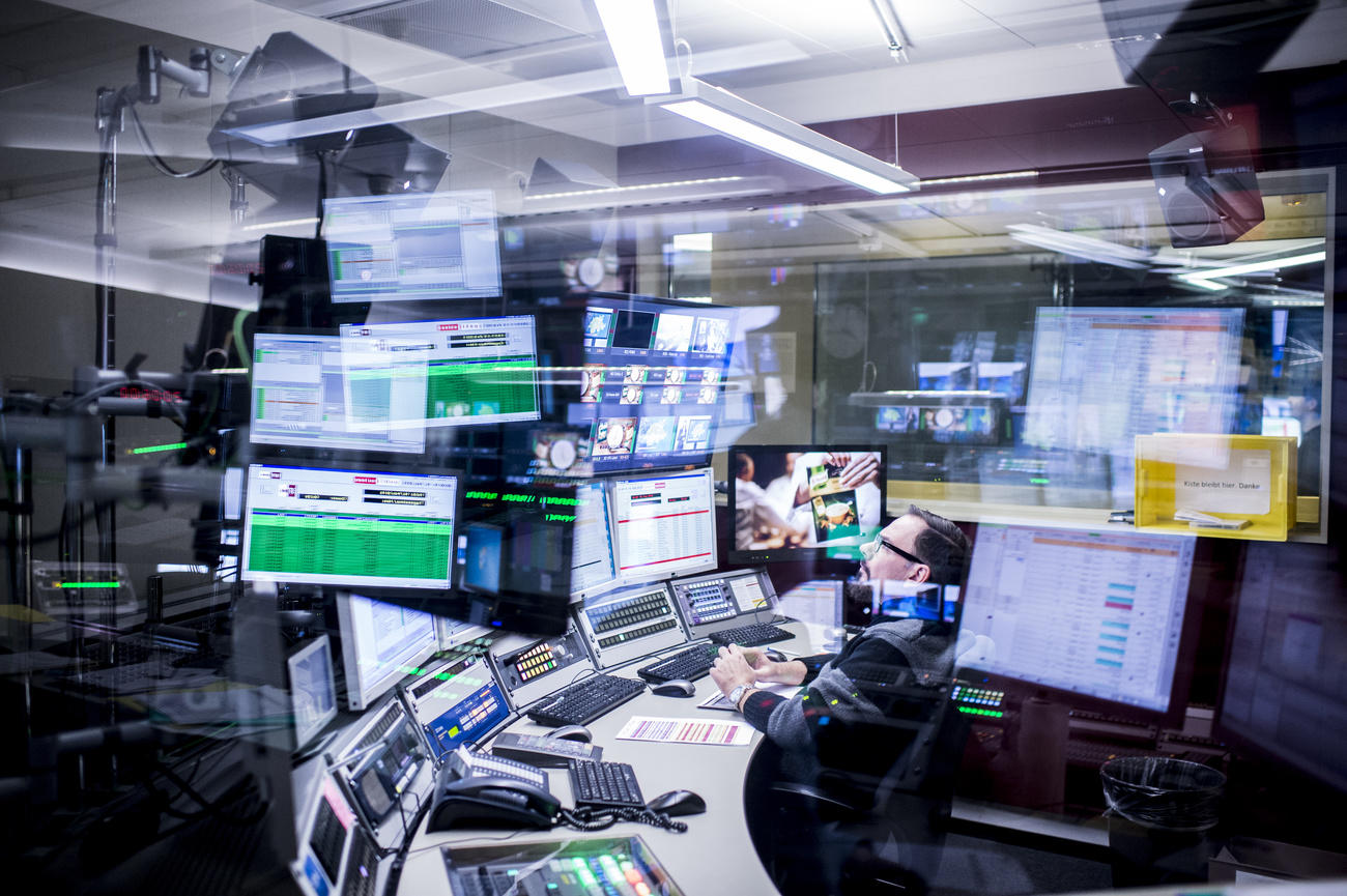 Produtor de notícias de TV news na sala de controle