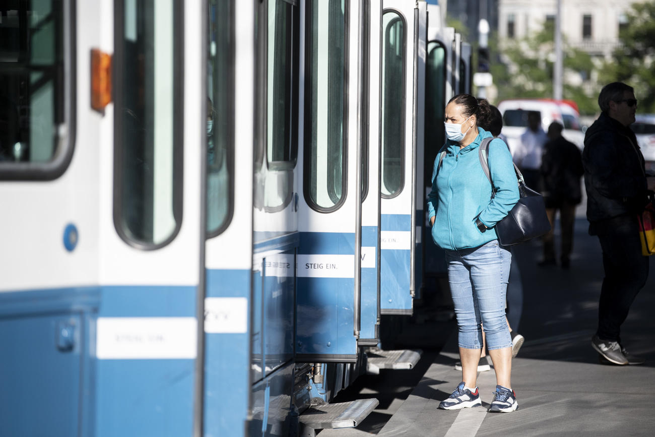 Passeggeri alla fermata del tram a Zurigo