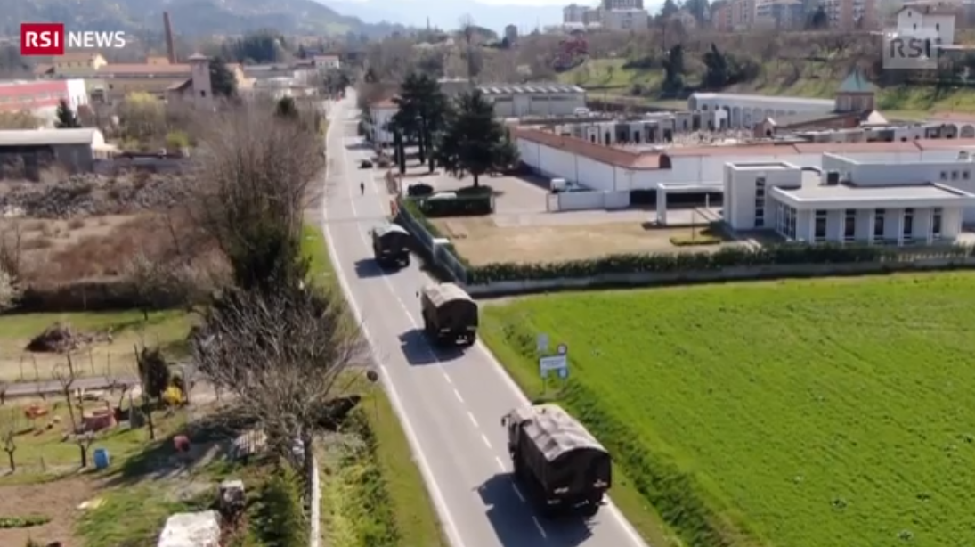 Fila di camion militari trasportano bare di persone decedute a causa dell infezione di coronavirus.