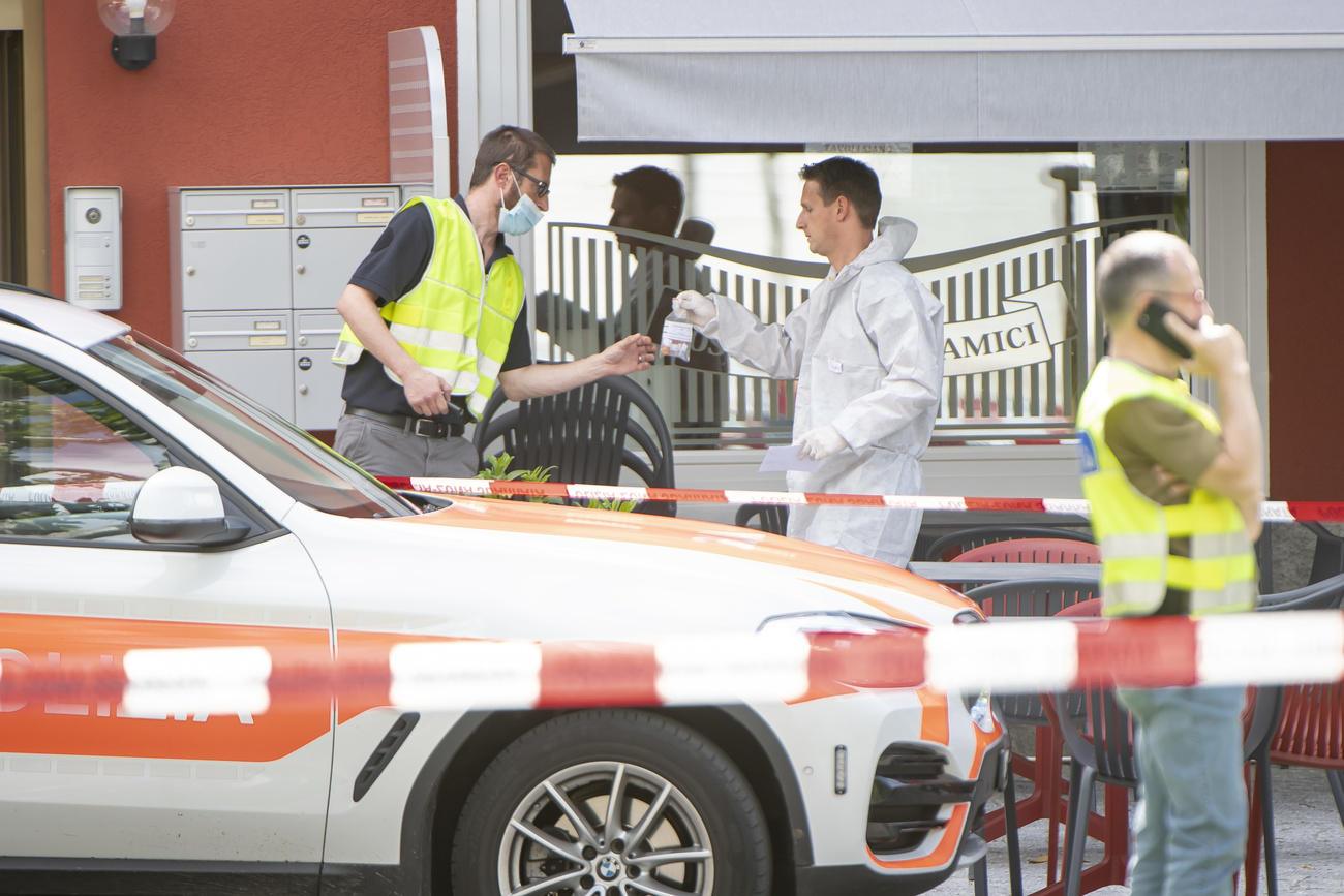 La polizia scientifica all opera sul luogo della sparatoria.