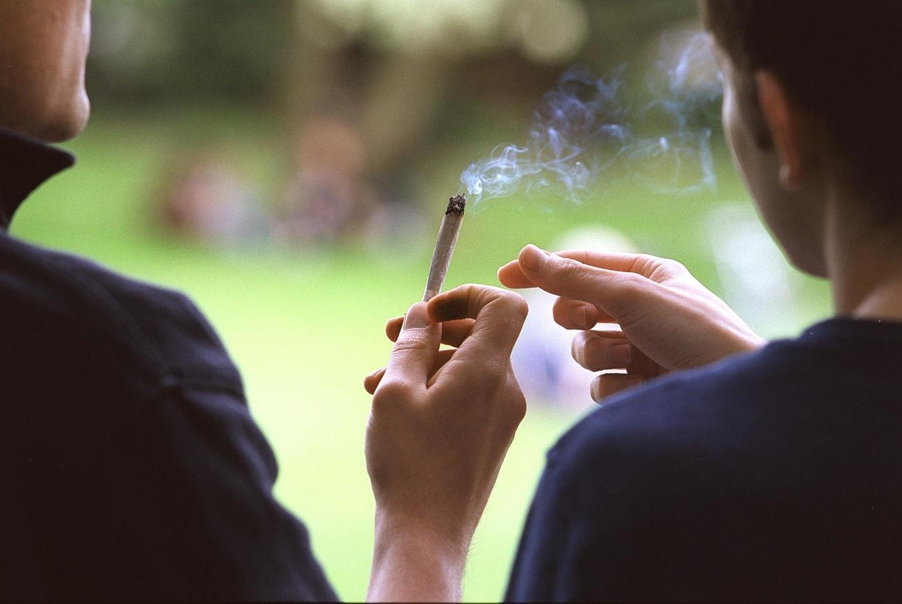 ragazzi si passano una canna