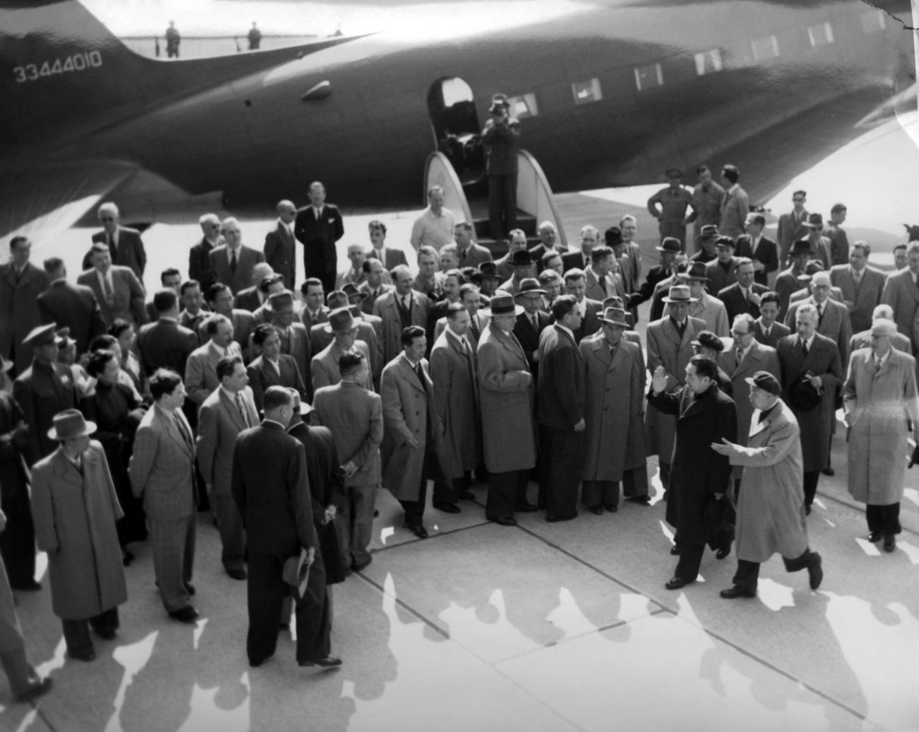 Der chinesische Premierminister Zhou Enlai 1954 auf dem Genfer Flughafen