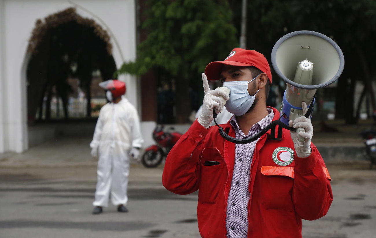 Trabajador de la Media Luna Roja en Bangladés