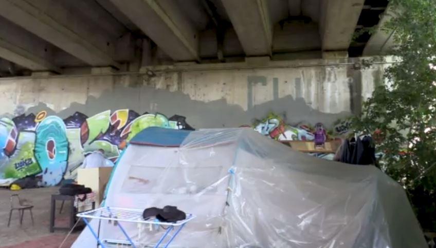 La tenda delle tre donne sotto il ponte