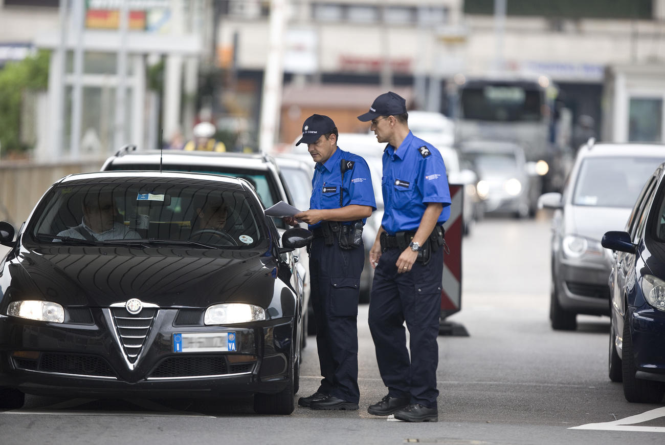 Controlli al valico doganale di Ponte Tresa