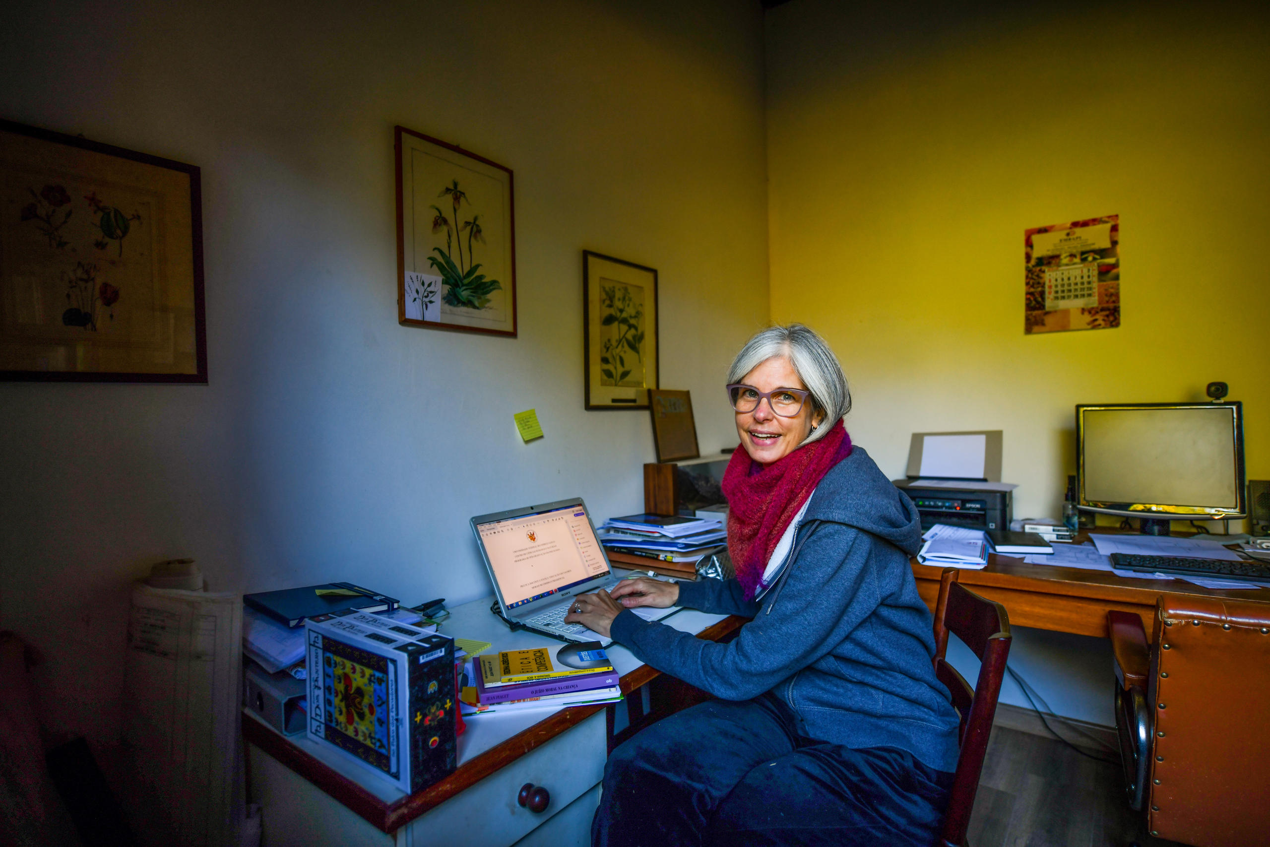 una donna seduta mentre lavora al computer.