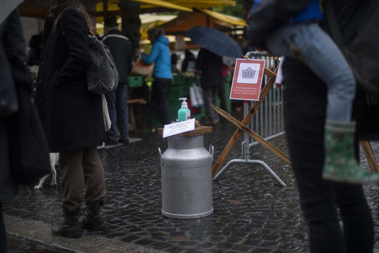 Una persona con un recipiente para leche en un mercado