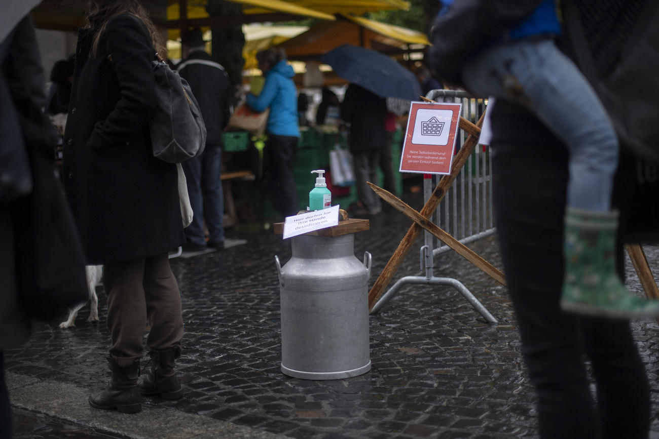牛奶桶上的消毒液:5月15日,在满足防疫条件的情况下,圣加仑(St. Gallen)年度首个农贸市场开市。