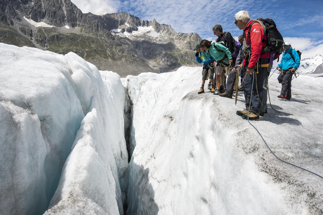 Promeneurs sur un glacier.
