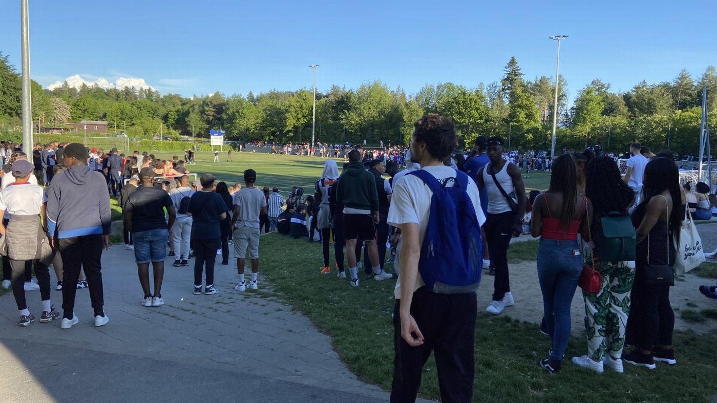 folla davanti a un campo di calcio