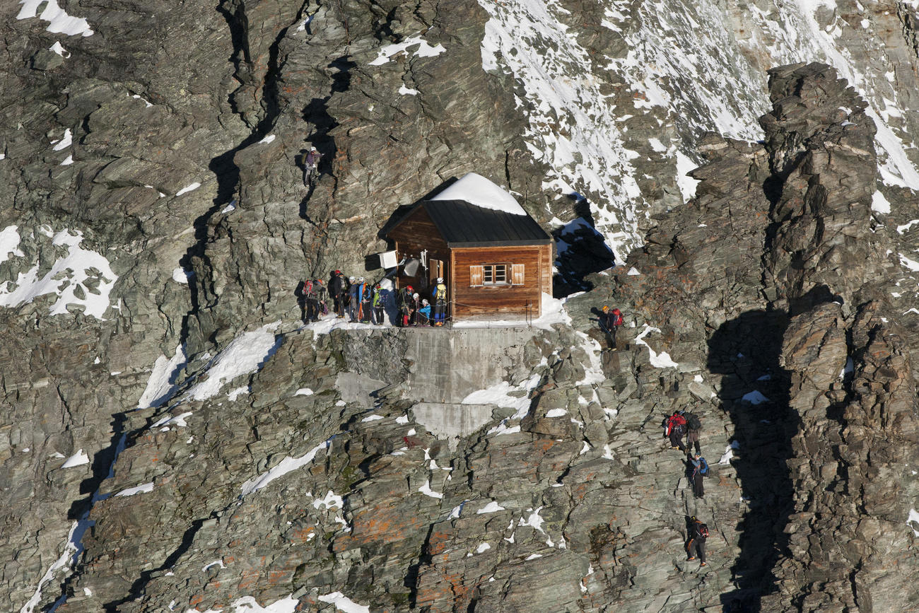 Eine kleine Holzhütte am Felsen.