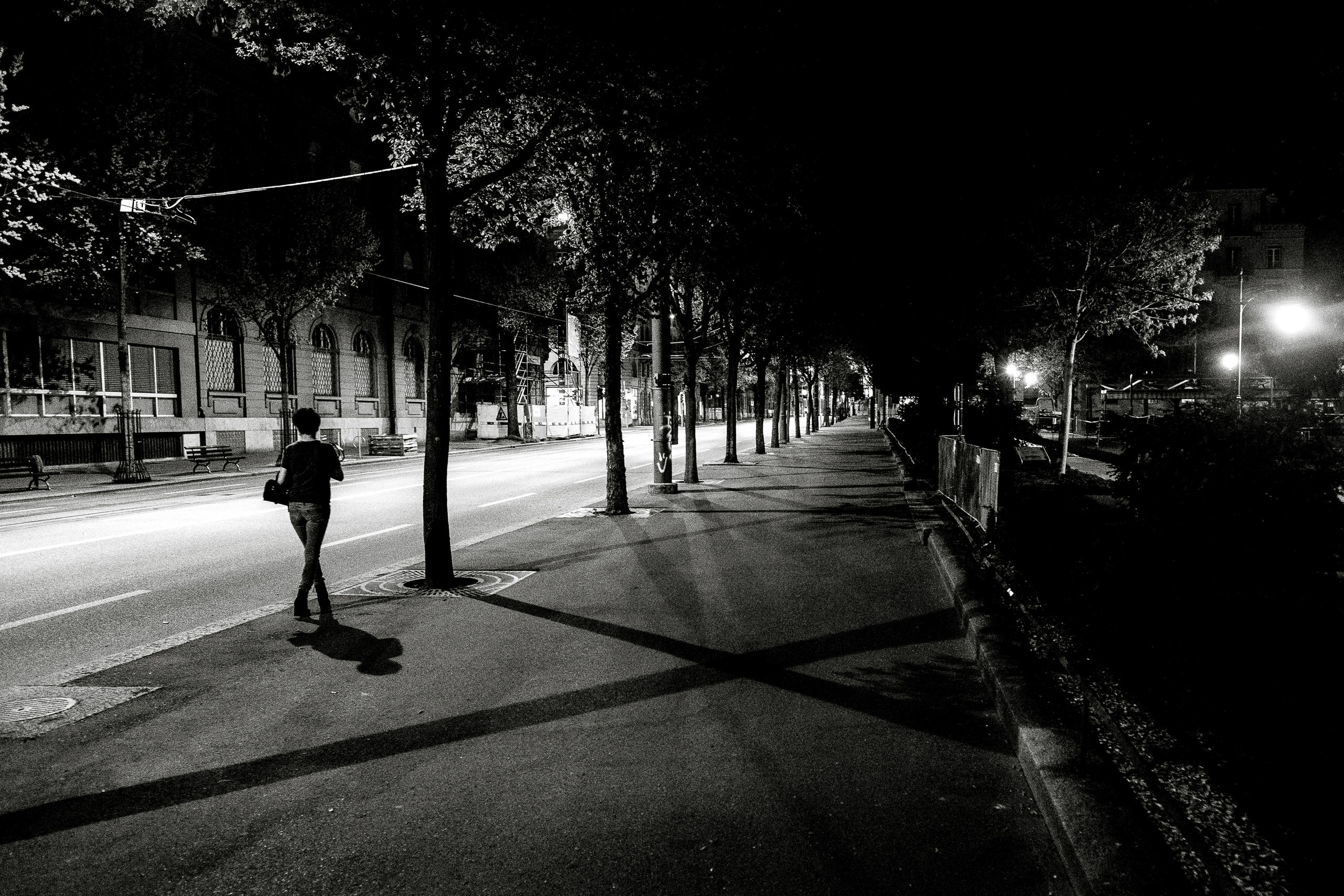 une femme marche sur un trottoir