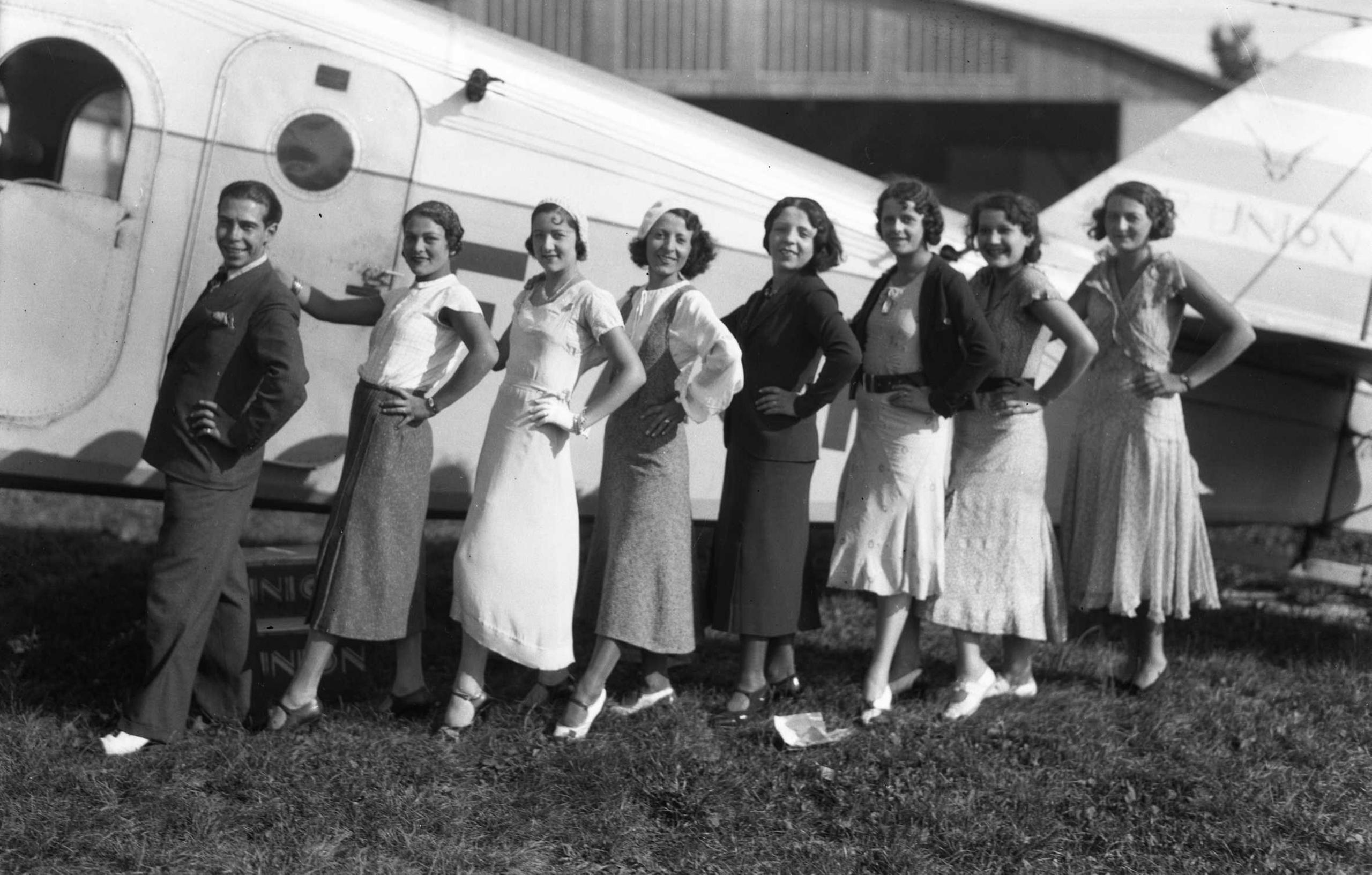 Una compañía de artistas acompaña al actor suizo Michel Simon en el aeropuerto, 1933.