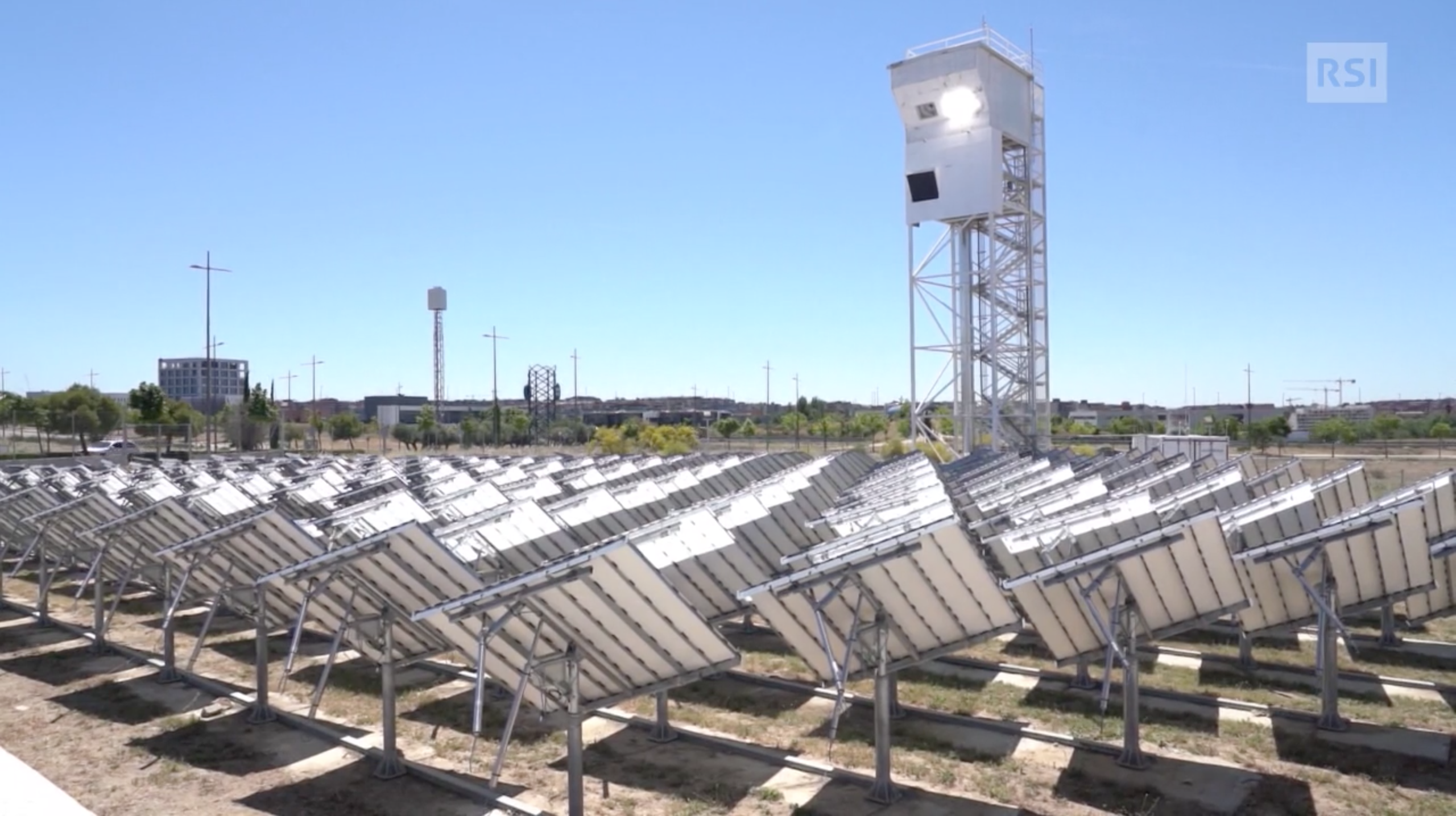 Spianata di specchi che convogliano la luce solare in un punto in cima a una torre.