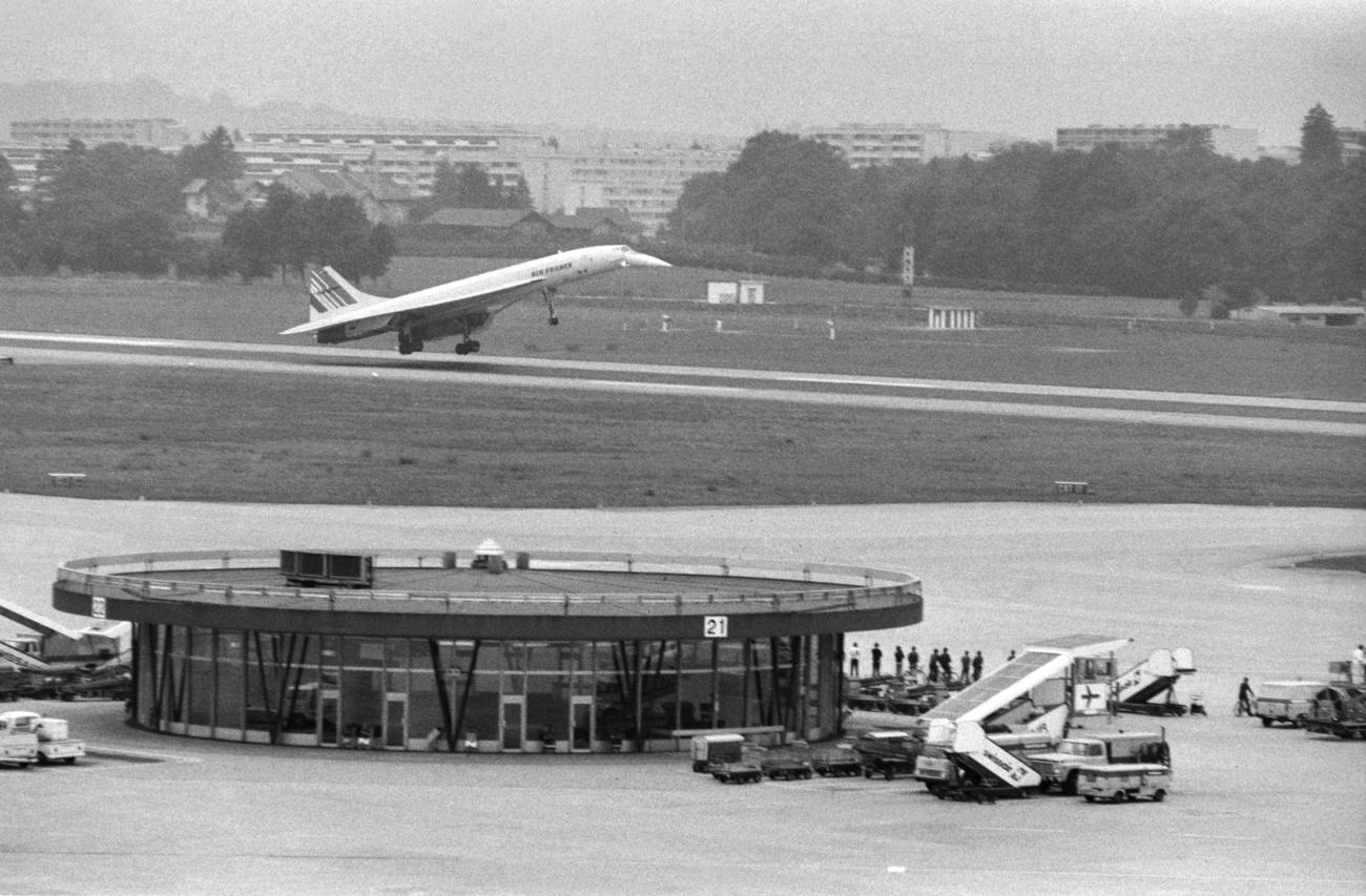 Un Concorde de Air France aterriza en el aeropuerto de Ginebra en 1976