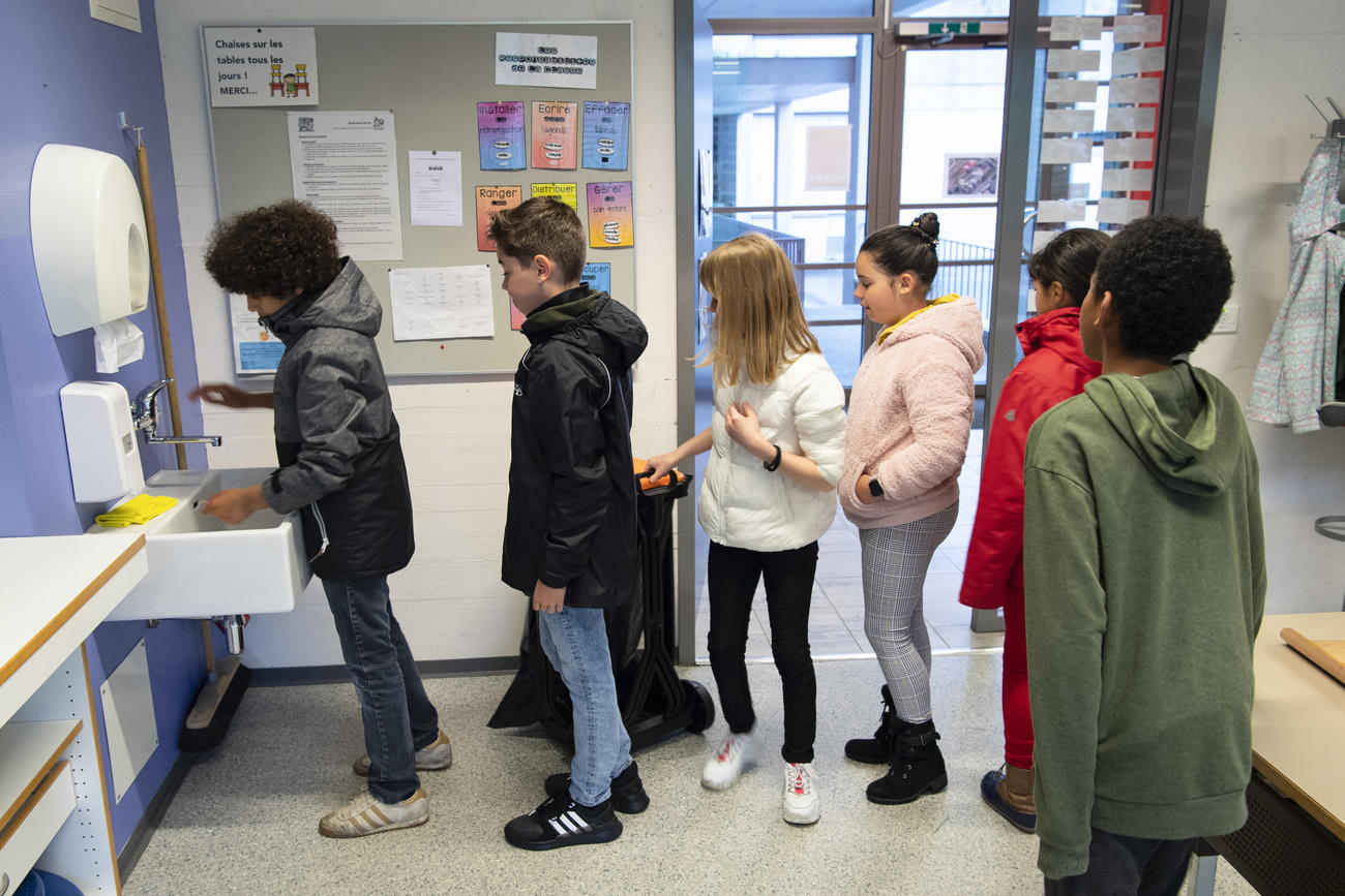 bambini davanti a un lavabo