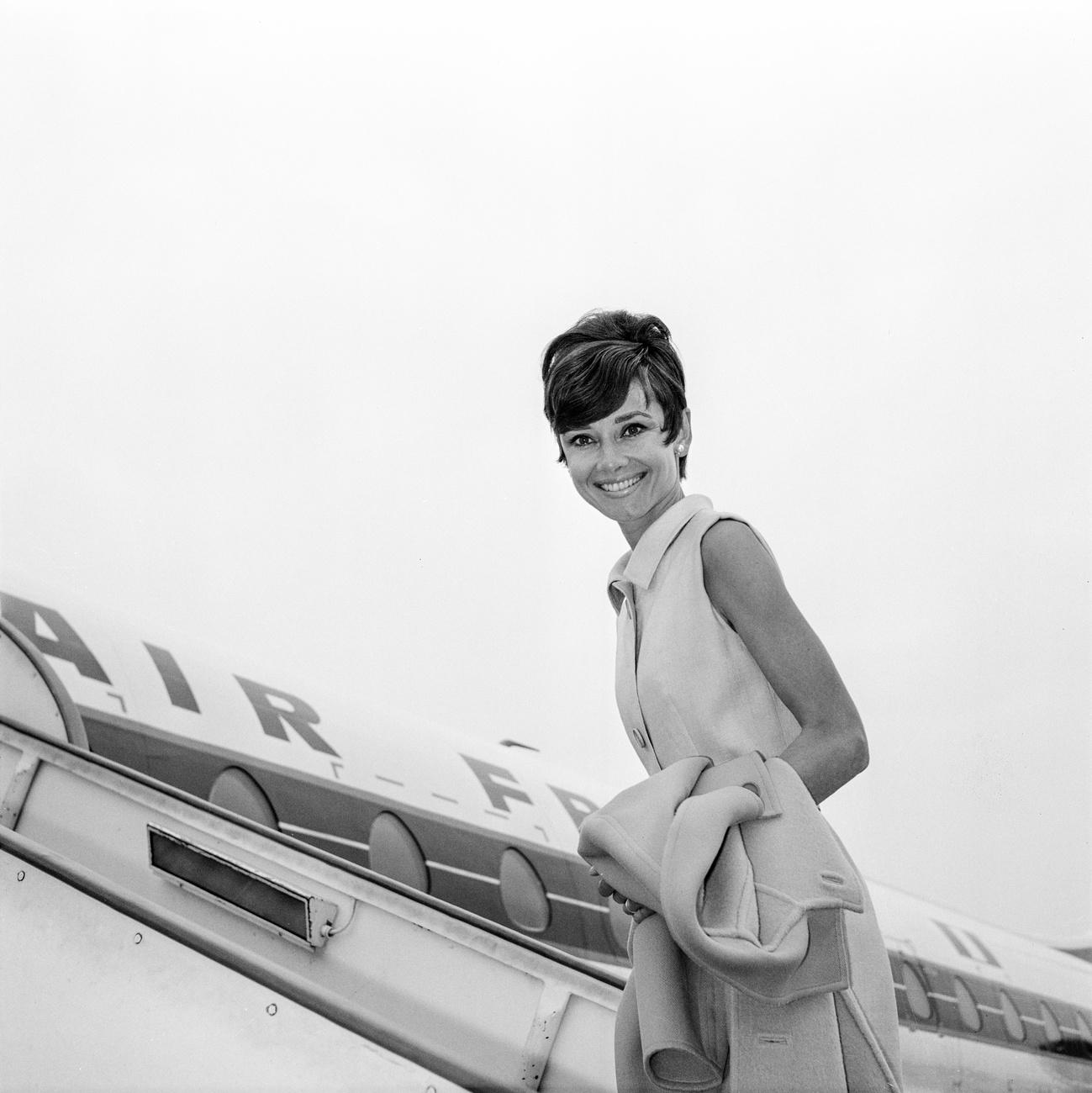 Actor Audrey Hepburn board a Air France airplane at Geneva Airport.