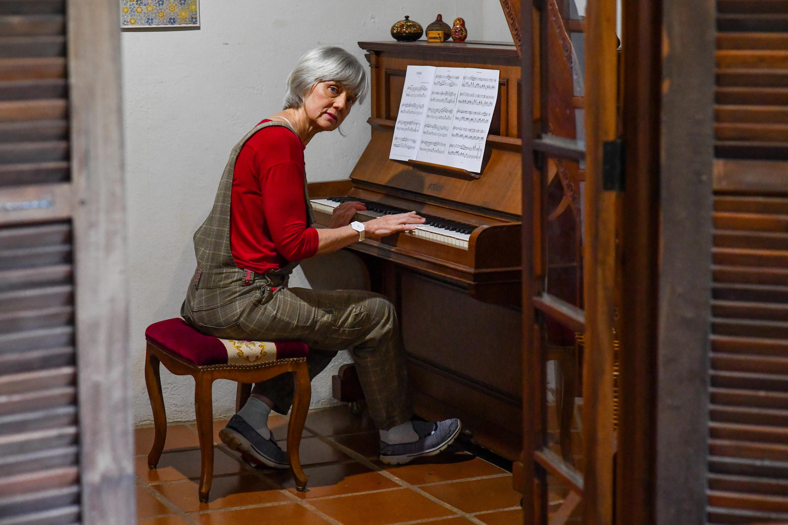 una donna mentre suona il piano.