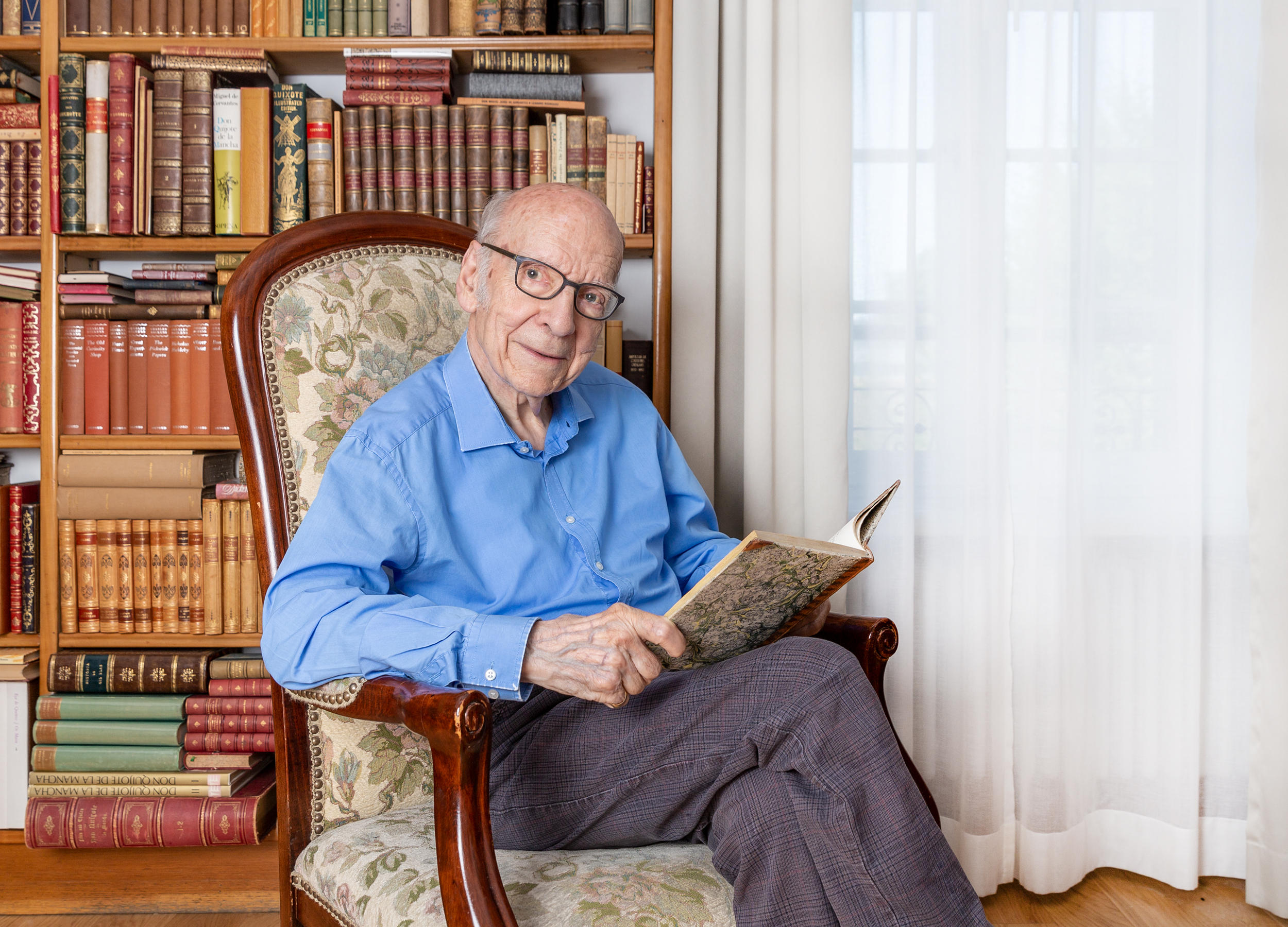 Jaime Romagosa sentado leyendo un libro