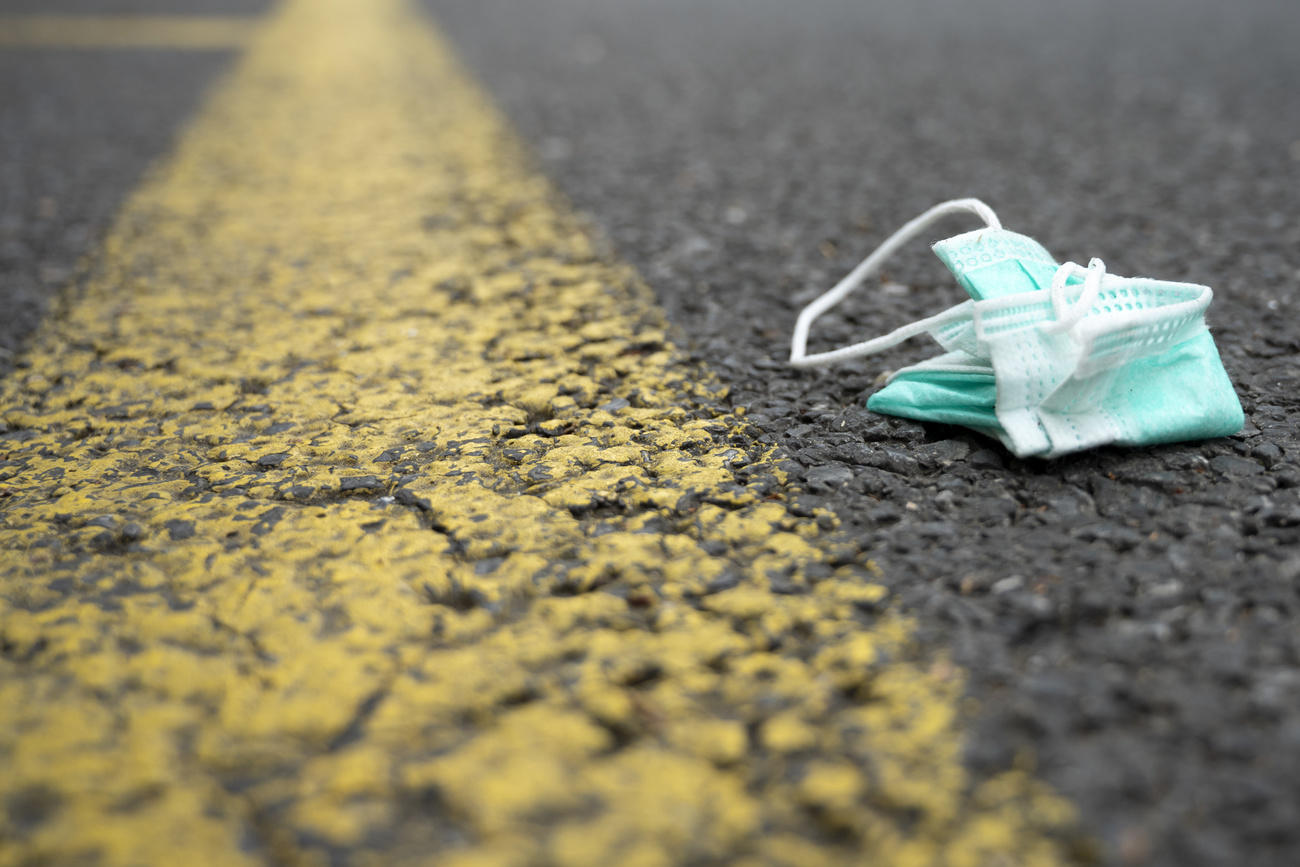5月11日,洛桑道路上被丢弃的口罩。