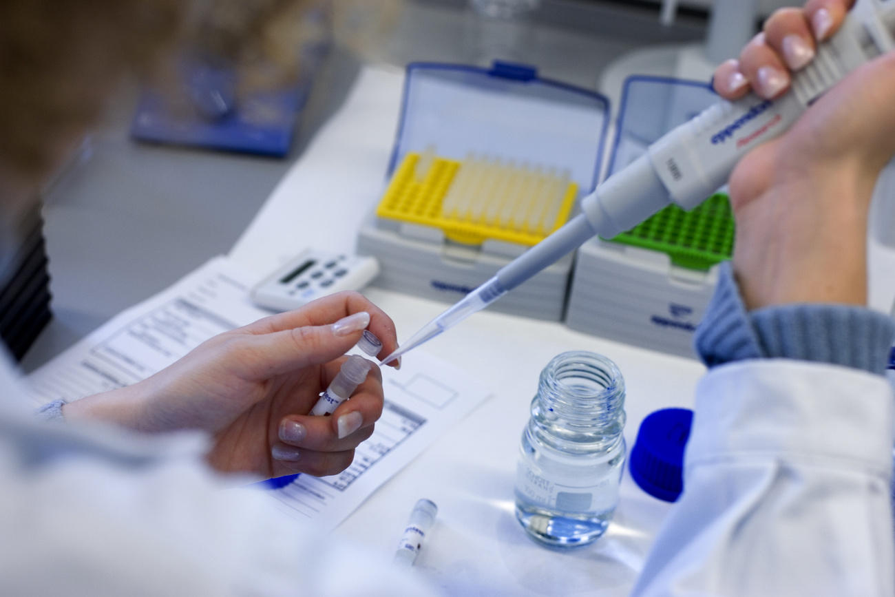 Une employée d une entreprise pharmaceutique suisse.
