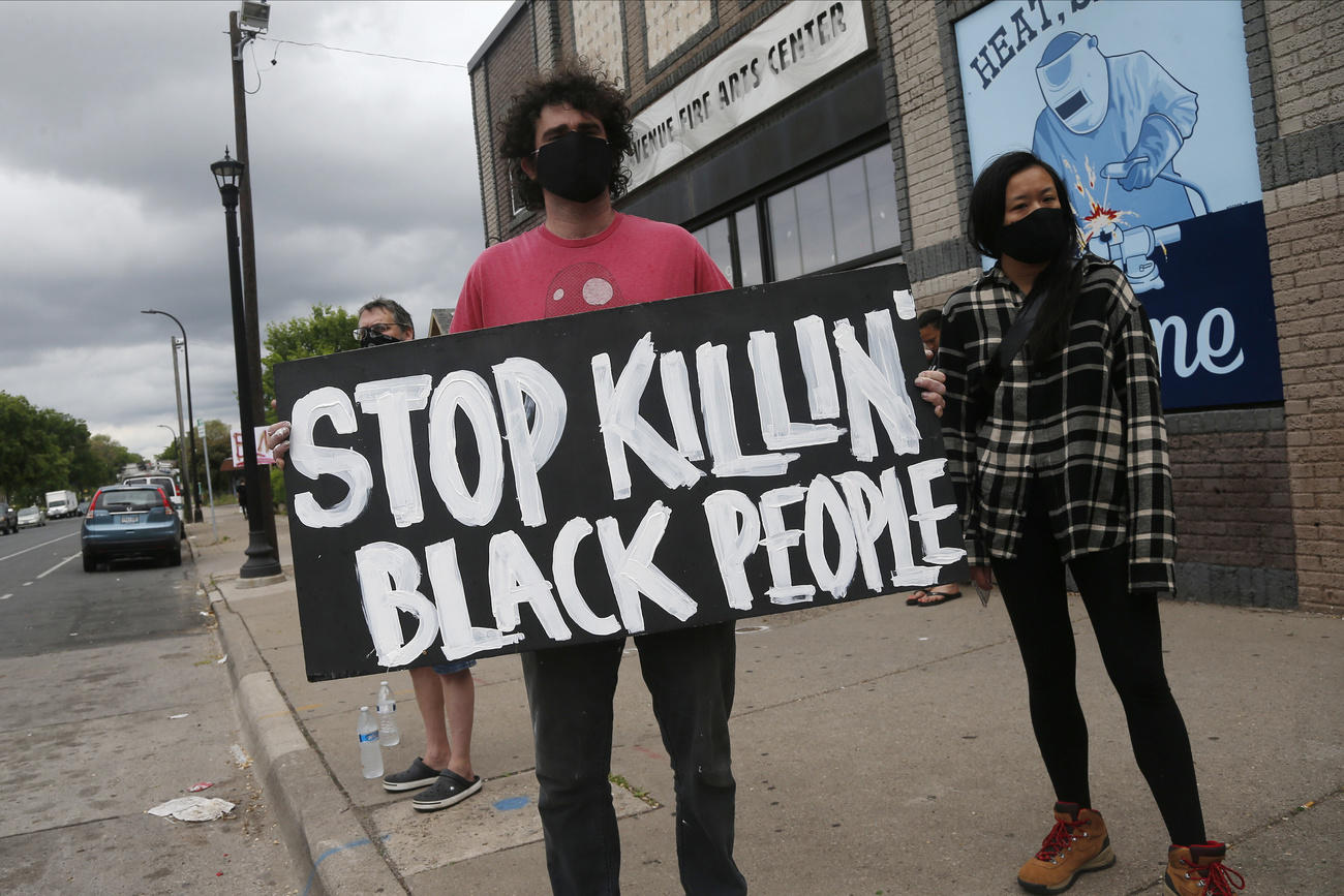 Proteste a Minneapolis sul luogo dove è morto un uomo in seguito all intervento degli agenti.
