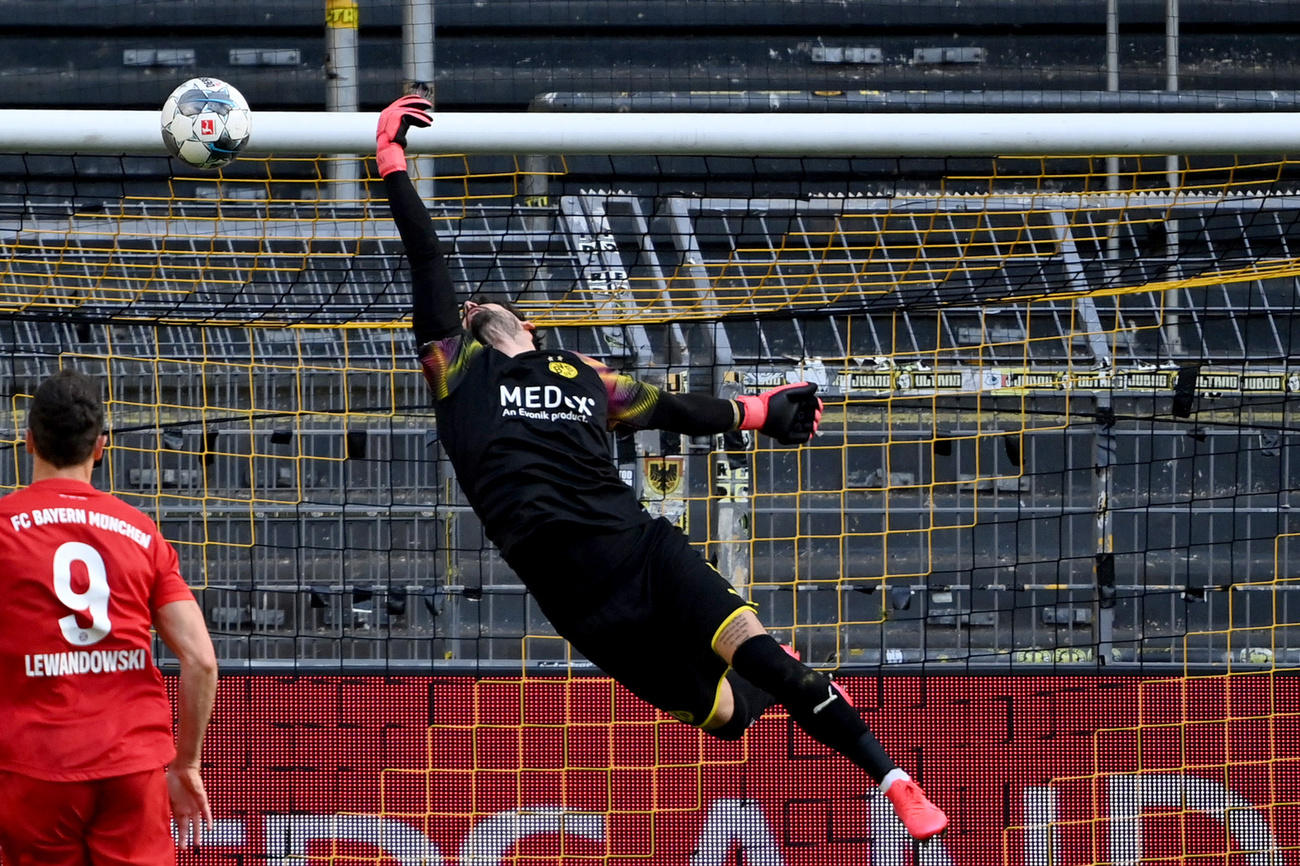 Torhüter Bürki erwischt den Lopball nicht.