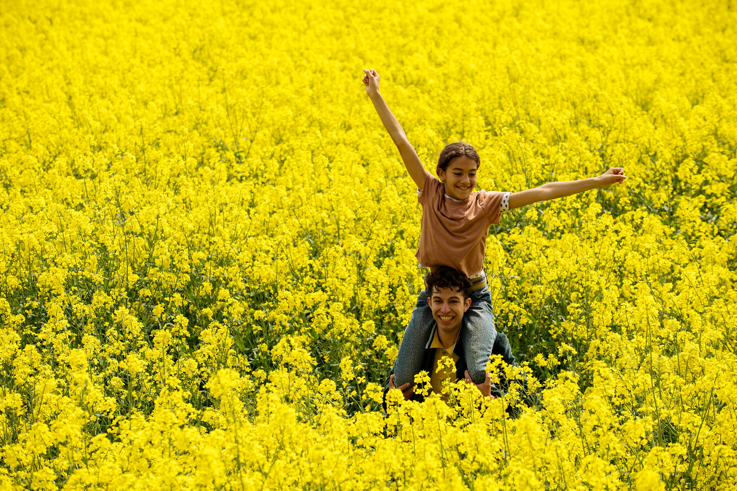 Dos jóvenes felices en un campo florido