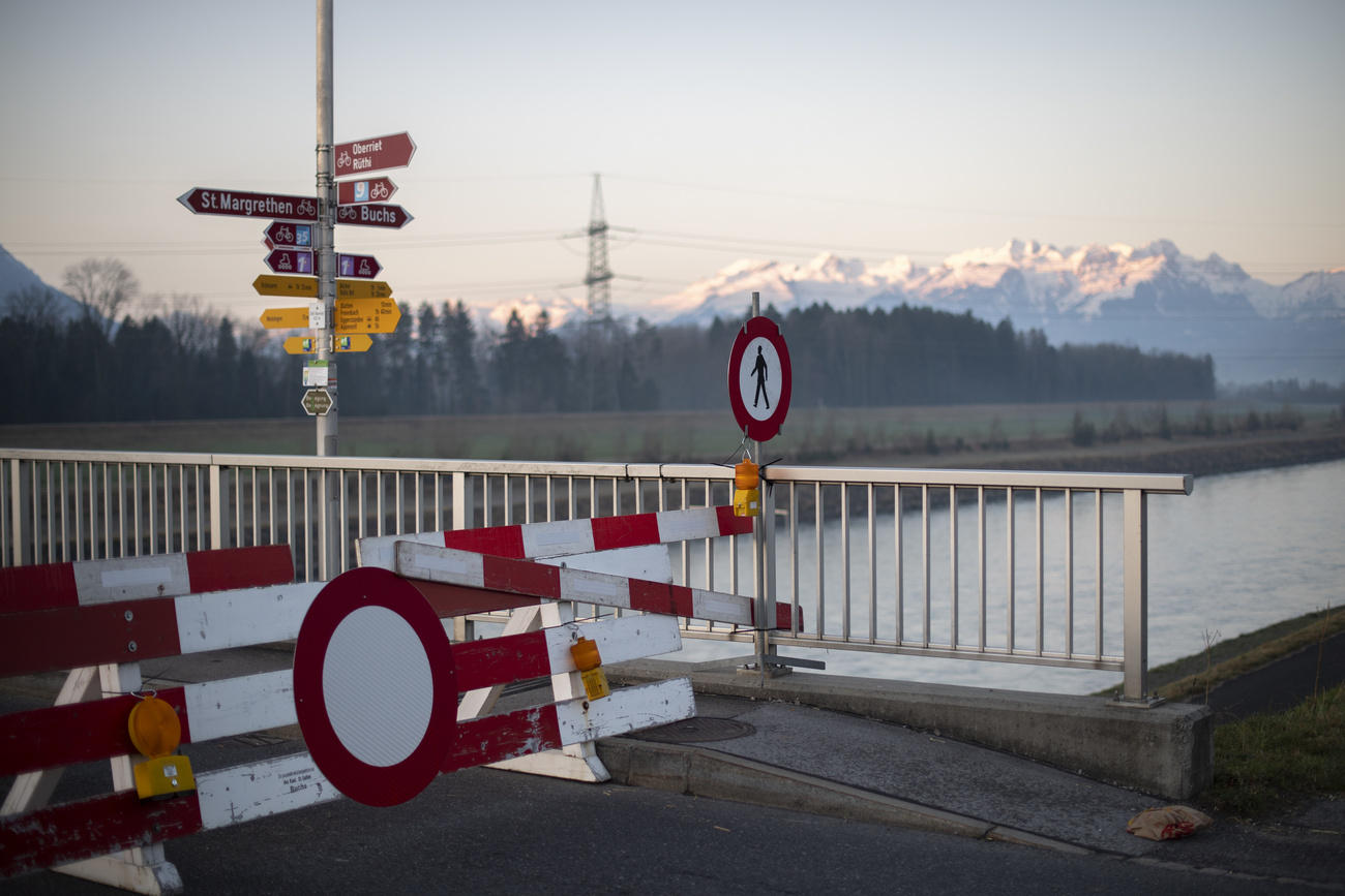 Eine abgesperrte Brücke.