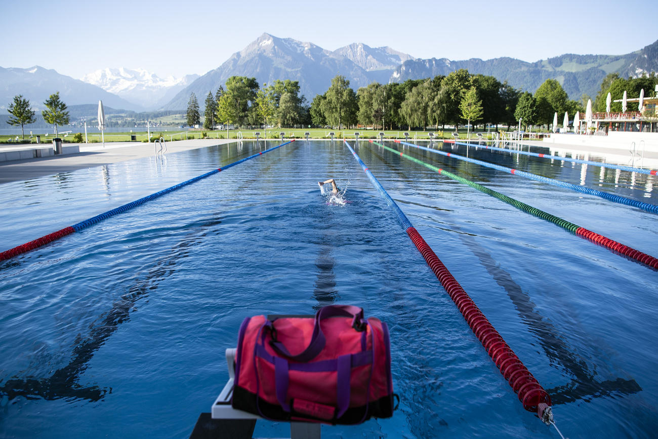 Blick auf Schwimmbahnen eines Freibads.